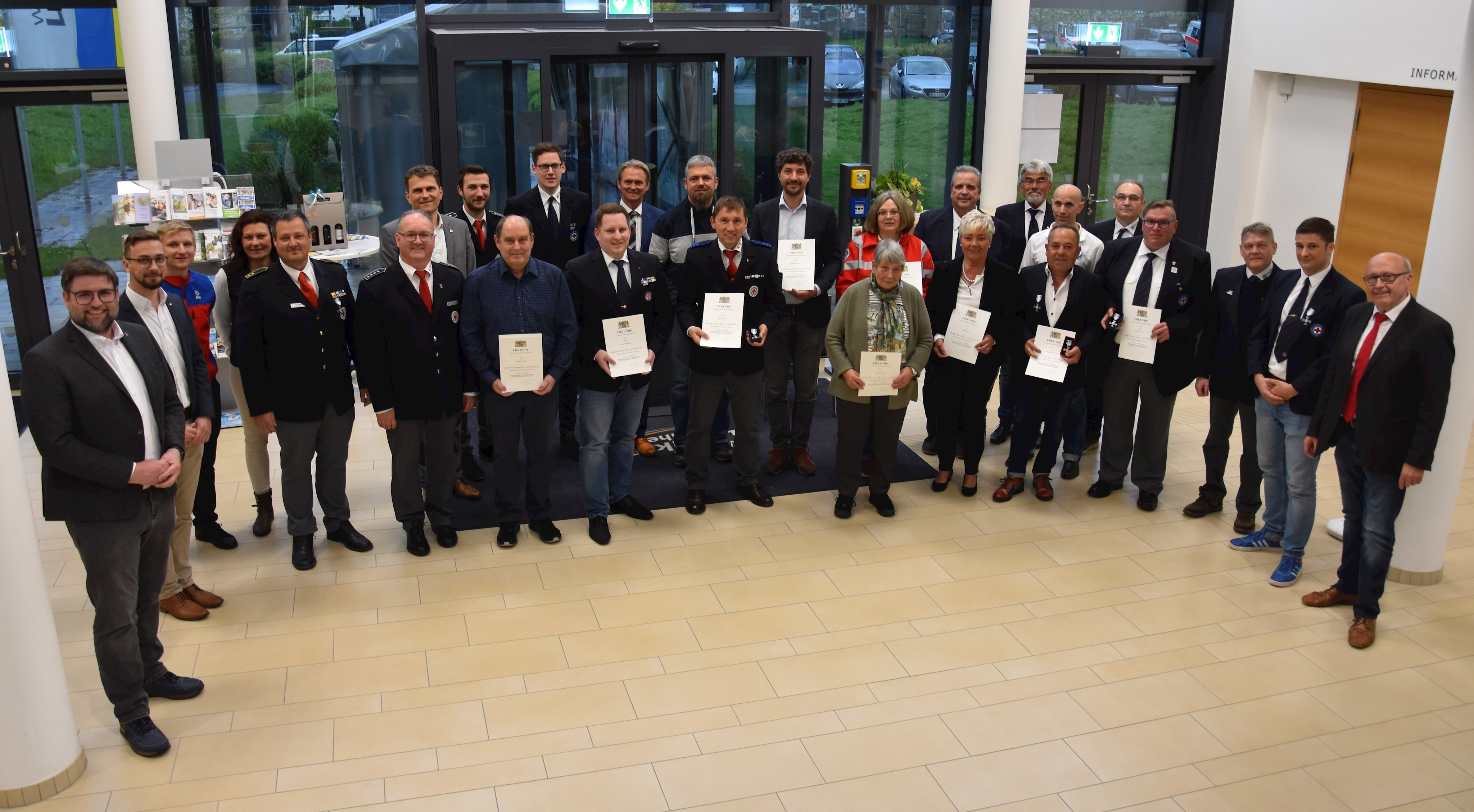 Ehrenamt beim Bayerischen Roten Kreuz: 13 Personen geehrt