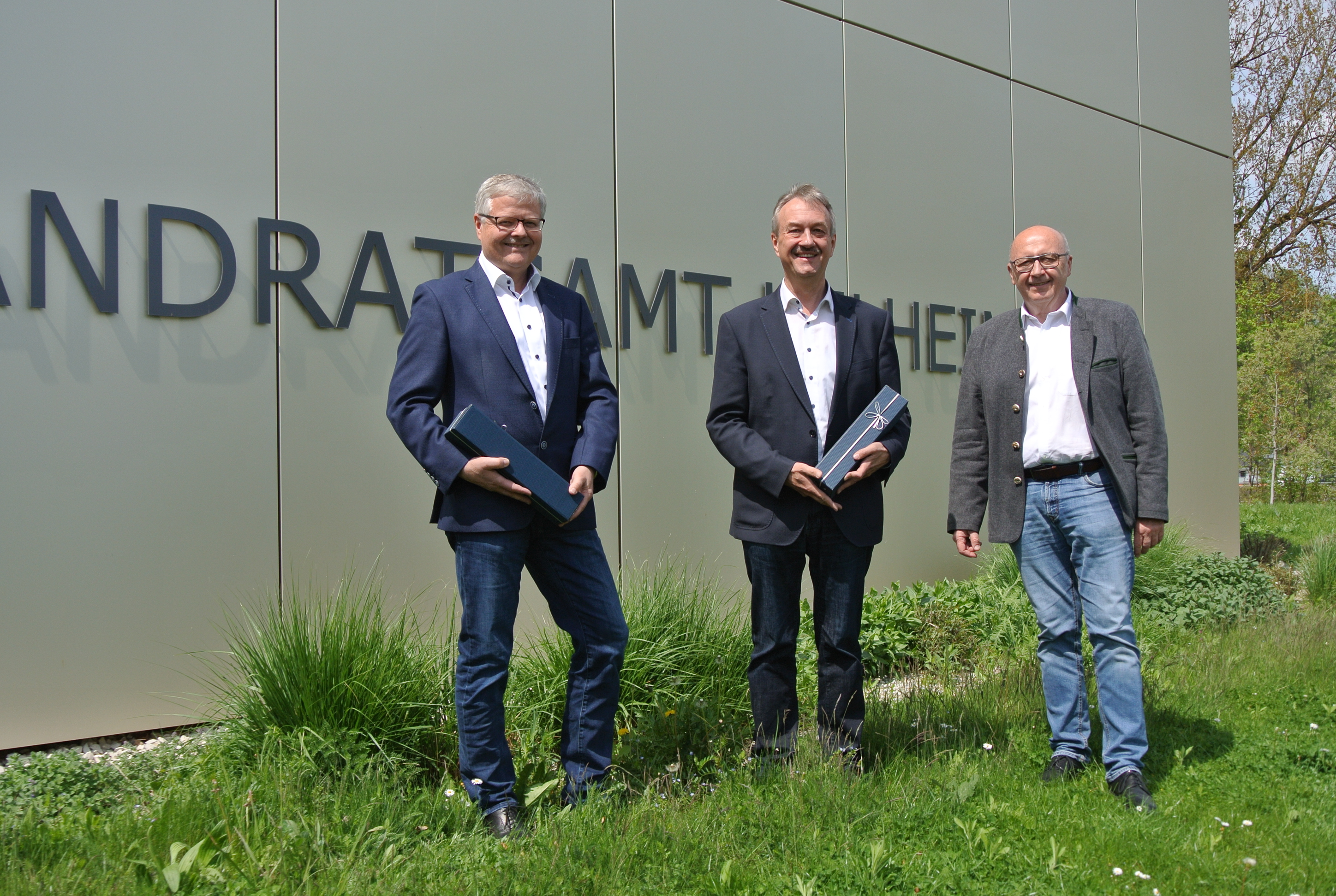 Landrat Martin Neumeyer gratuliert 1. Bürgermeister Herbert Blascheck und 1. Bürgermeister Gerhard Zeitler zum 20jährigen Dienstjubiläum
