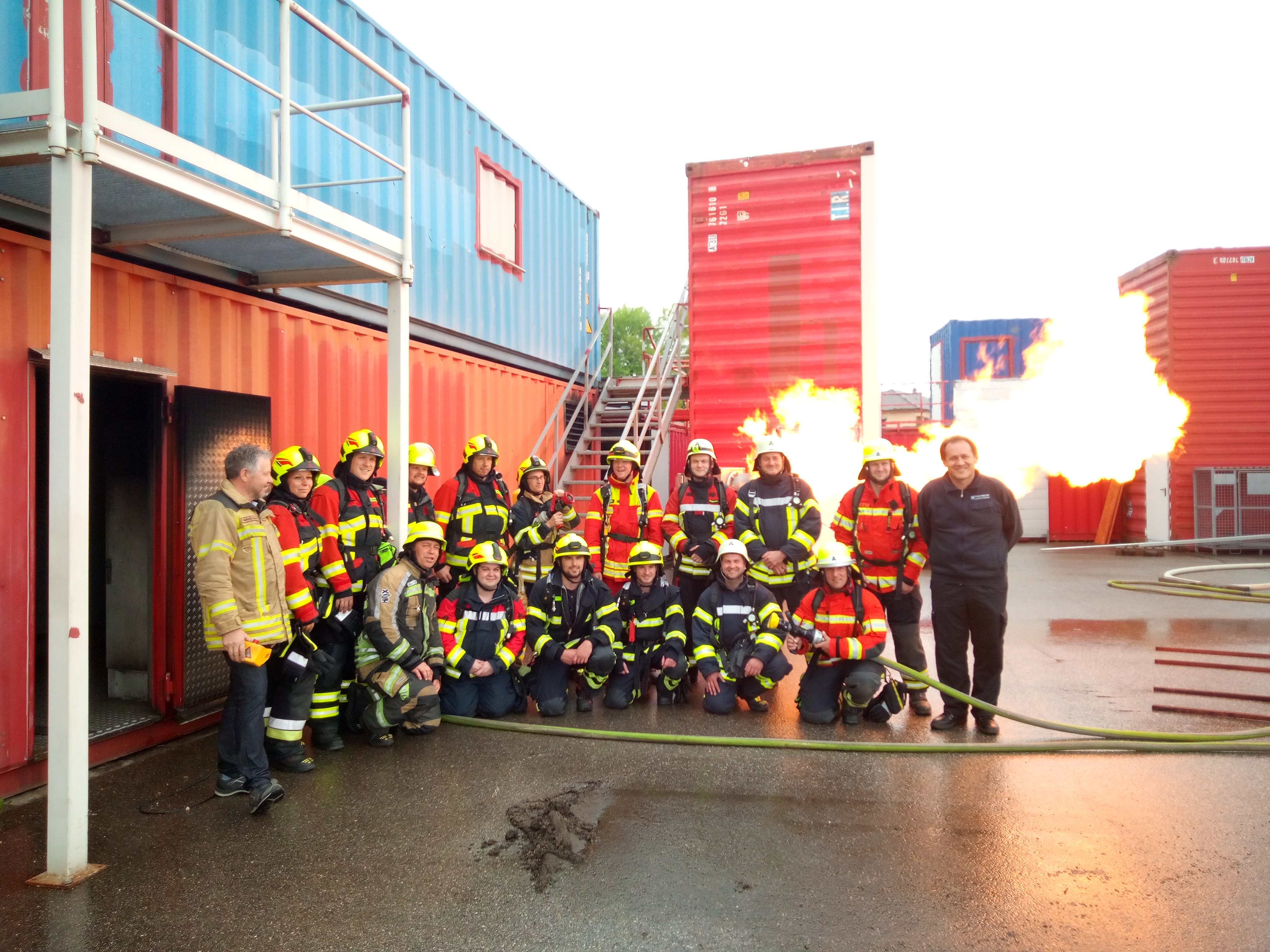 Freiwillige Feuerwehr Landkreis Kelheim: Hohlstrahlrohrtraining in Neustadt a. d. Donau