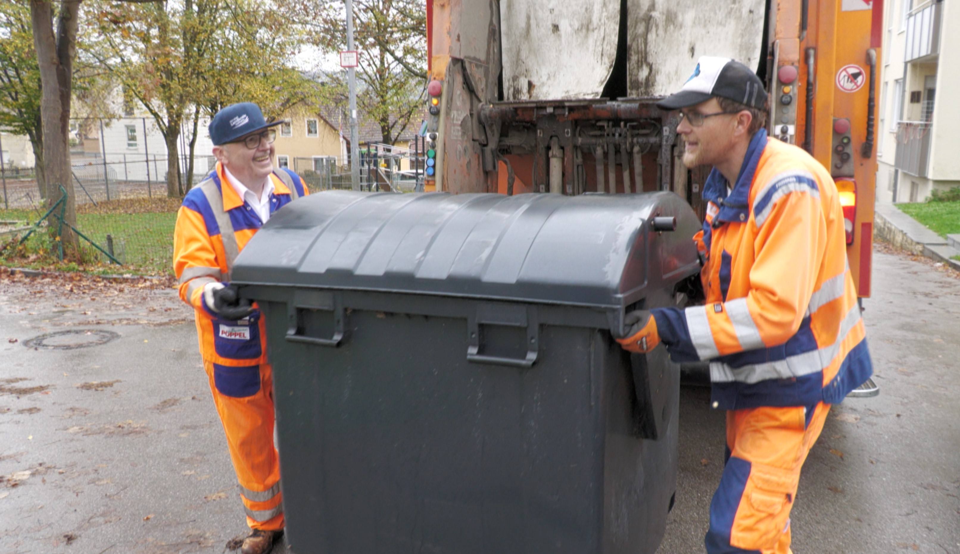 Mitfahrt bei Müllabfuhr: Landrat Neumeyer packte mit an