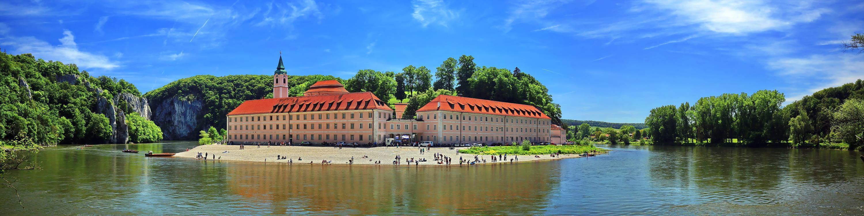 Kloster Weltenburg mit Fluss und Strand