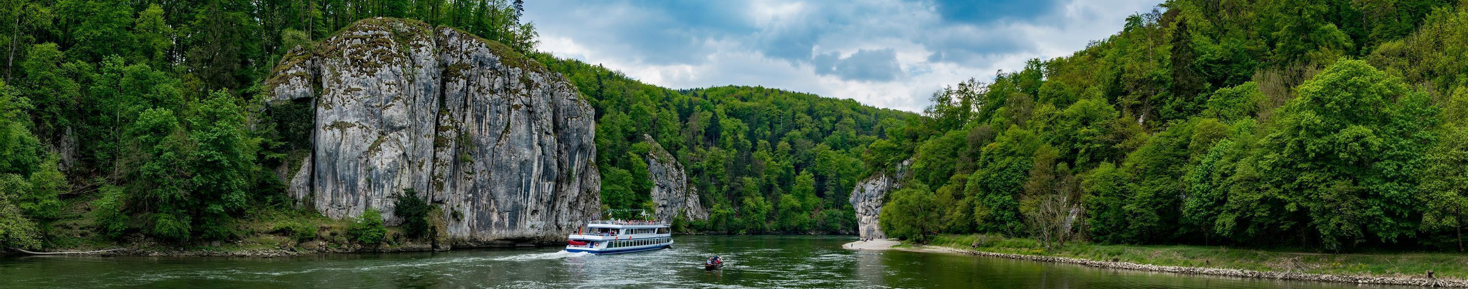 Donaudurchbruch mit Felsformation und Schiff