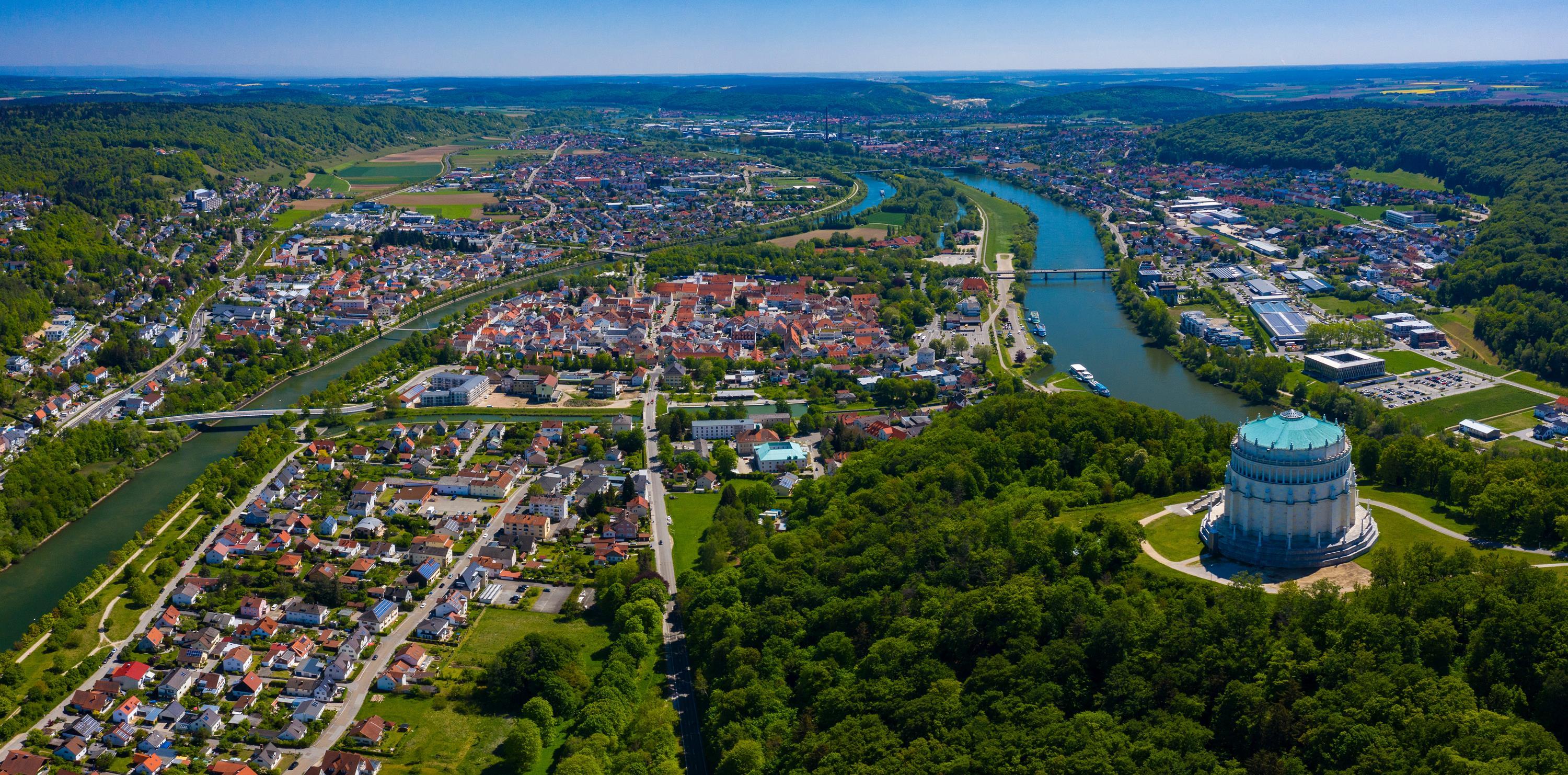 Luftaufnahme der Stadt Kelheim mit Befreiungshalle